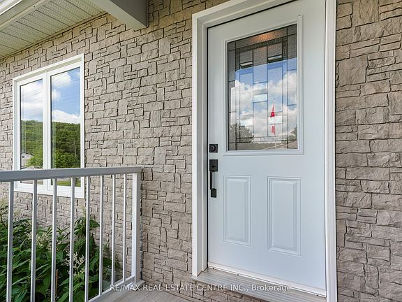 4th image of 16 Williams Dr