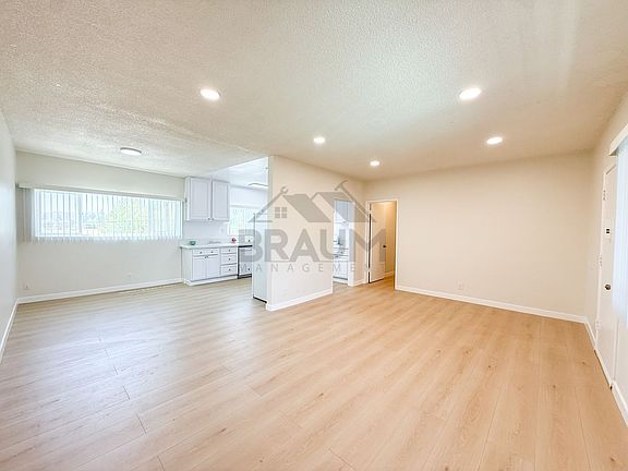3rd image of 13129 Oxnard St APT 13