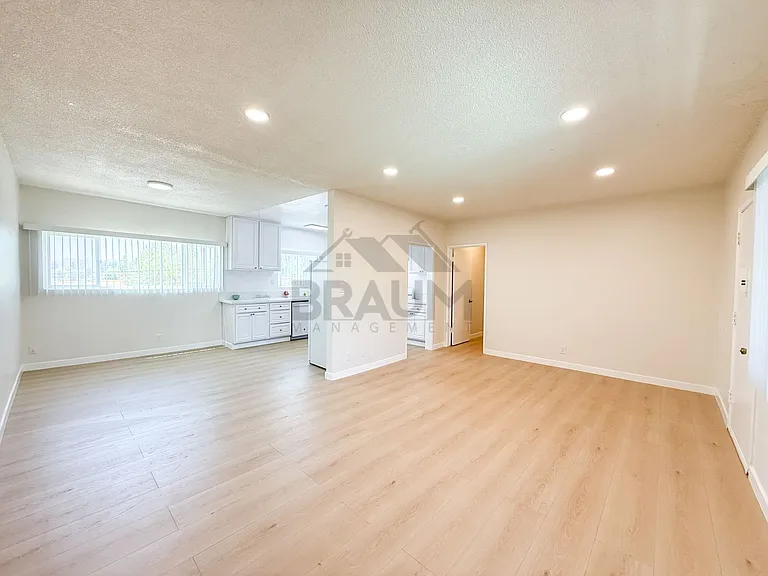 13129 OXNARD ST. — Photo 29