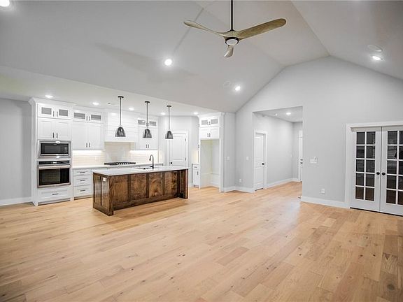 4th image of 7843 Range Ave