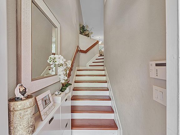 4th image of 323 Bayfront Dr