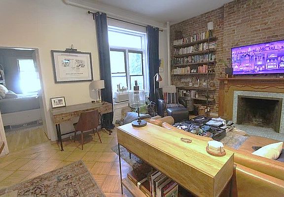 3rd image of 125 W 70th St #2C