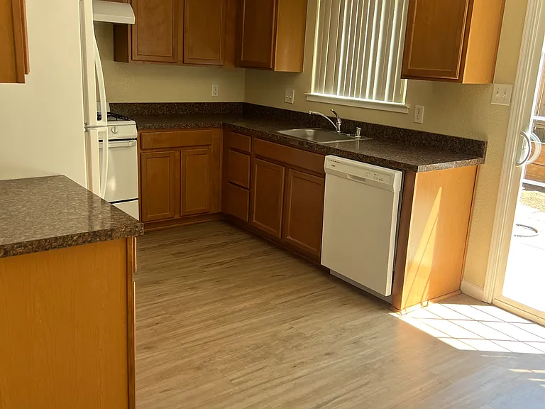 204 Talisman Dr — Photo 25