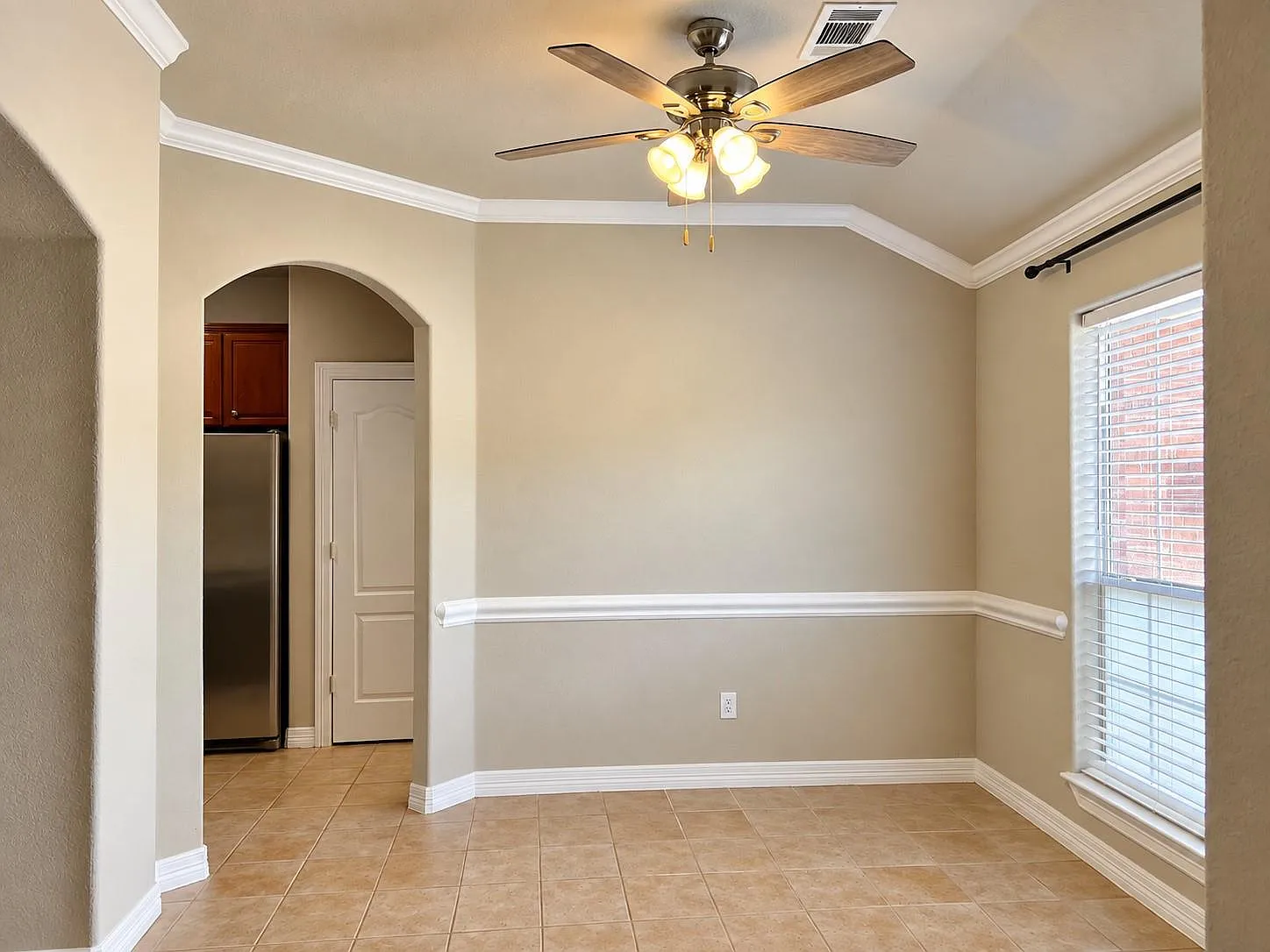 3 bed, 2.0 bath, 1807 sqft, $2,100 — Photo 4
