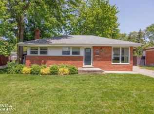 29320 Elmwood St, Saint Clair Shores, MI 48082