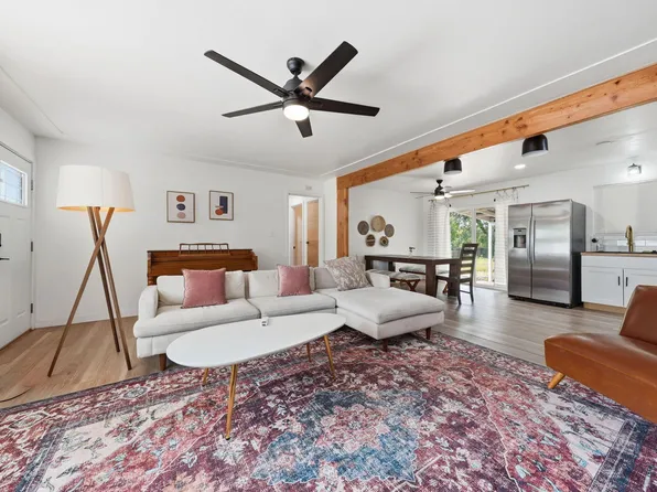 1448 Mistletoe Ln, Redding, CA 96002