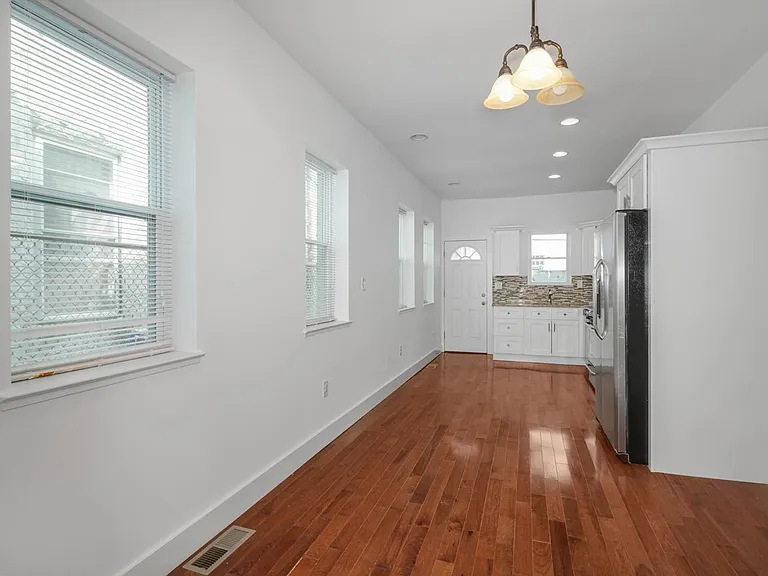 863 E Thompson St — Photo 5