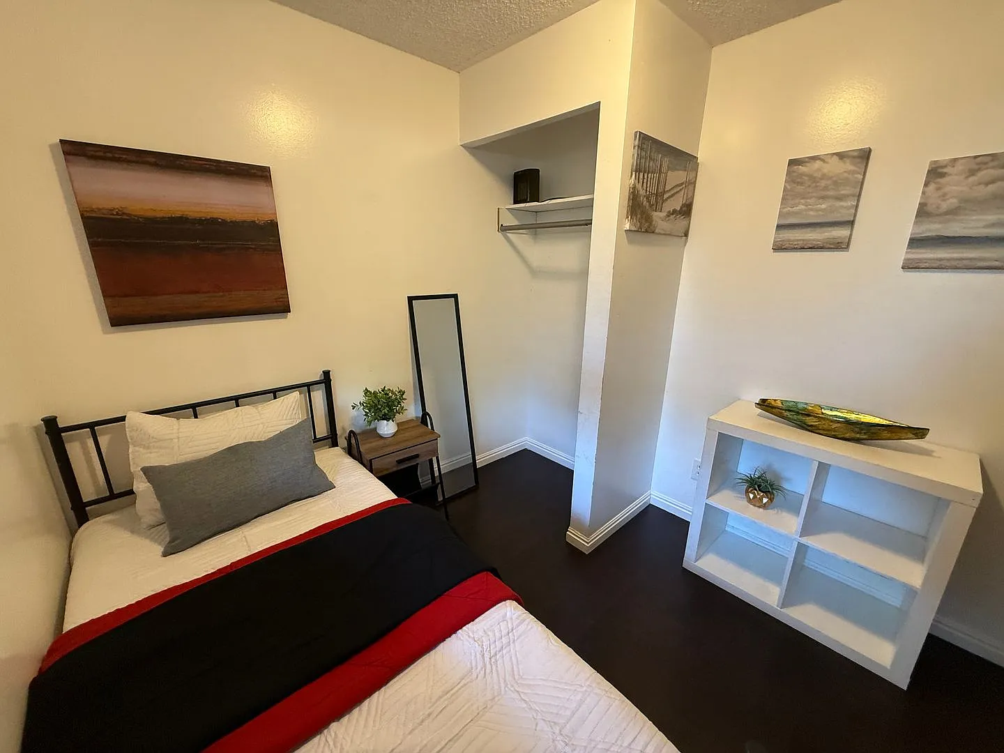 Small Budget Guy Room 3 blocks from U of U campus — Photo 4