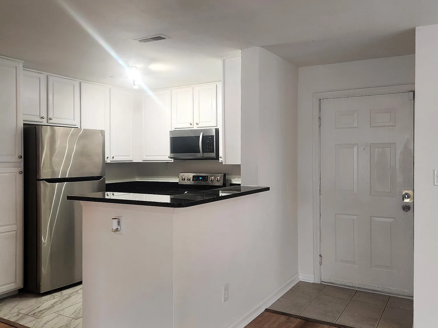 Sunlit 2BR Condo for Rent with Cathedral Ceilings & Resort-Style — Photo 4