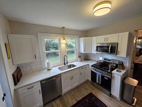 5th image of 421 Meritta Ave