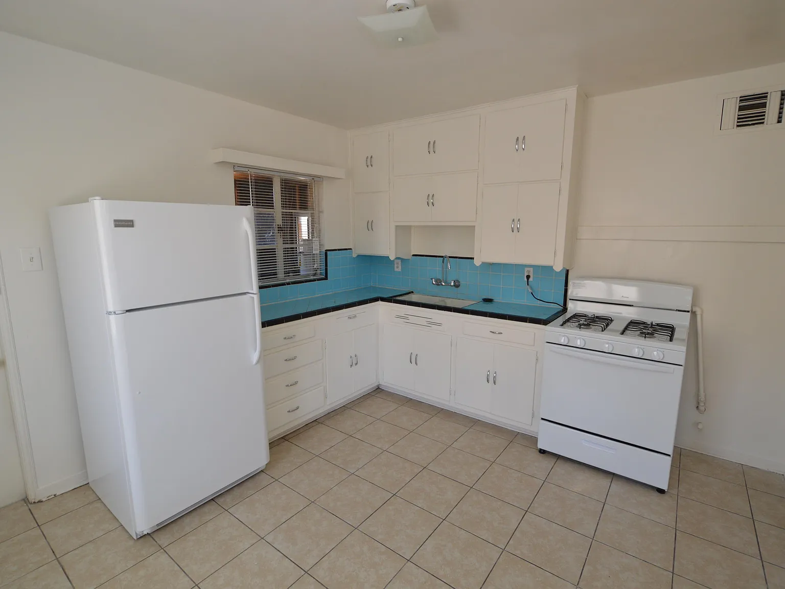 2 bed, 1.0 bath, 998 sqft, $1,250 — Photo 2