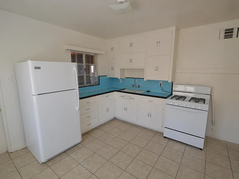 2425 N Los Altos Ave — Photo 2