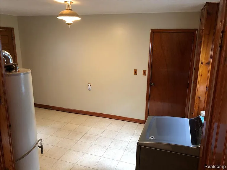 2111 W Forteen Mile Rd — Photo 27