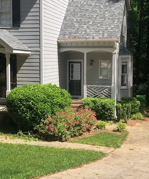 Side entrance to kitchen.
