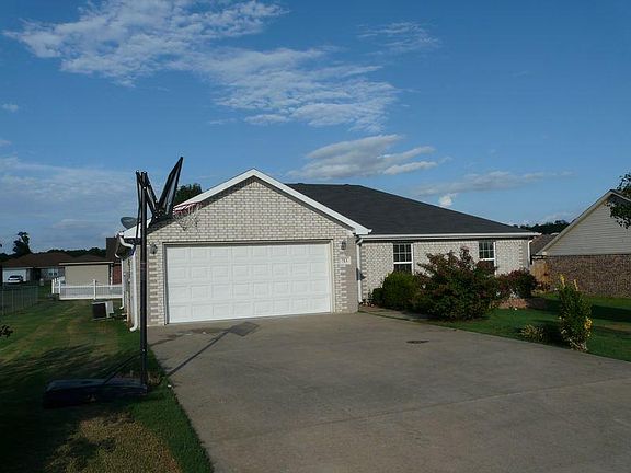 3rd image of 713 Appletree Ln