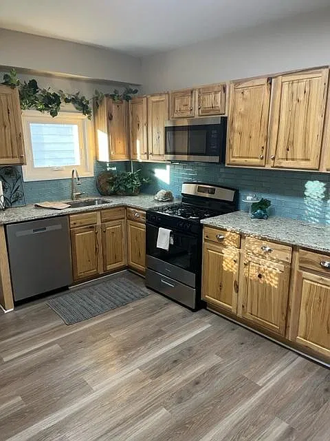 3 bed, 1.5 bath, 1800 sqft, $1,550 — Photo 3