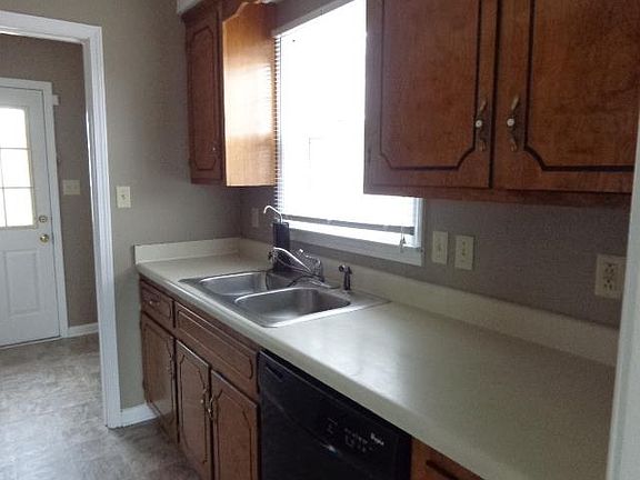 3rd image of 748 Shelton Cir