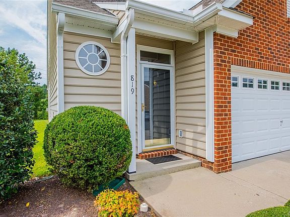 2nd image of 819 Parkland Pl #819