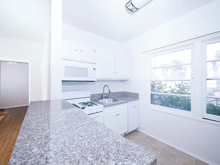 6201 Fountain Ave — Photo 3