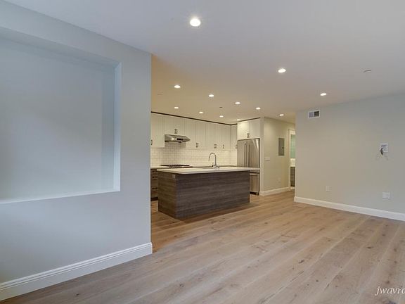 3rd image of 447 Oak St