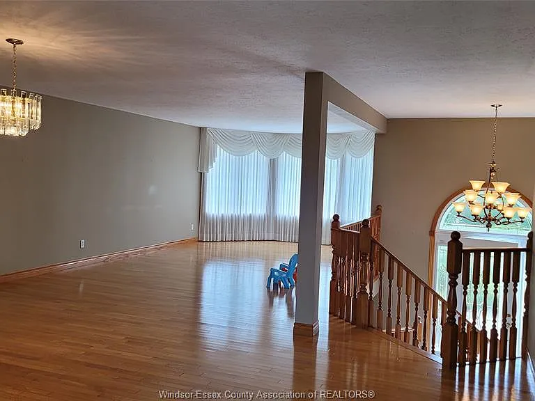 138 Hampton Cres — Photo 3