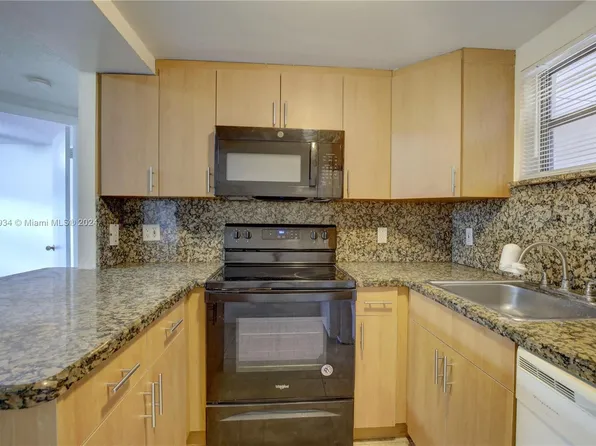 8290 Lake Dr APT 134, Doral, FL 33166