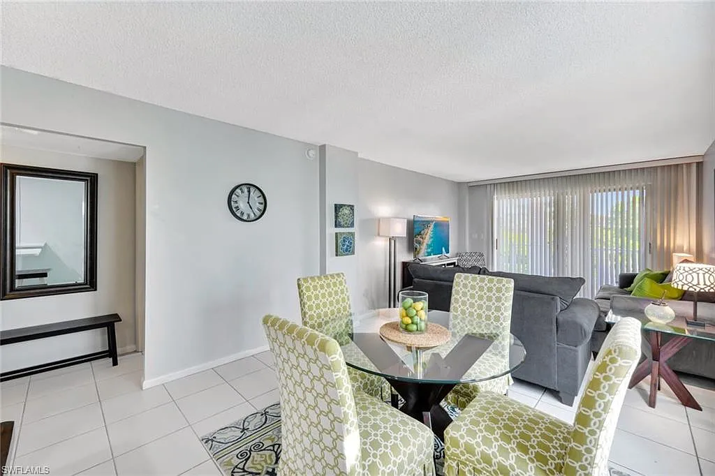 2 bed, 2.0 bath, 850 sqft, $5,500 — Photo 4