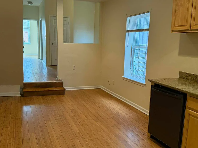 1928 W Diamond St #2 — Photo 3