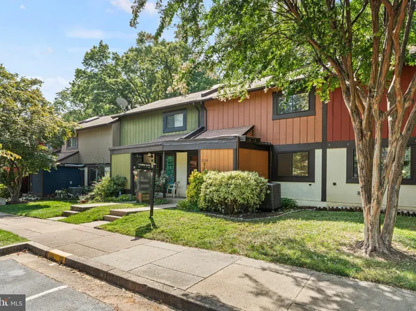 2216 Wheelwright Ct, Reston, VA 20191