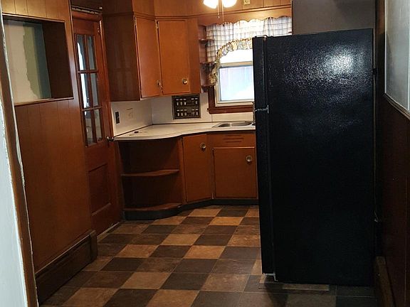 3rd image of 427 E Market St