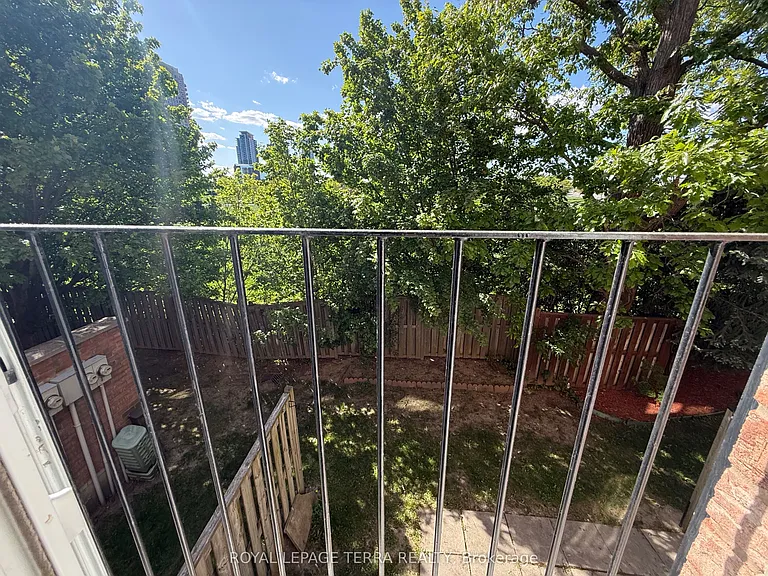 80 Acorn Pl #16 — Photo 17