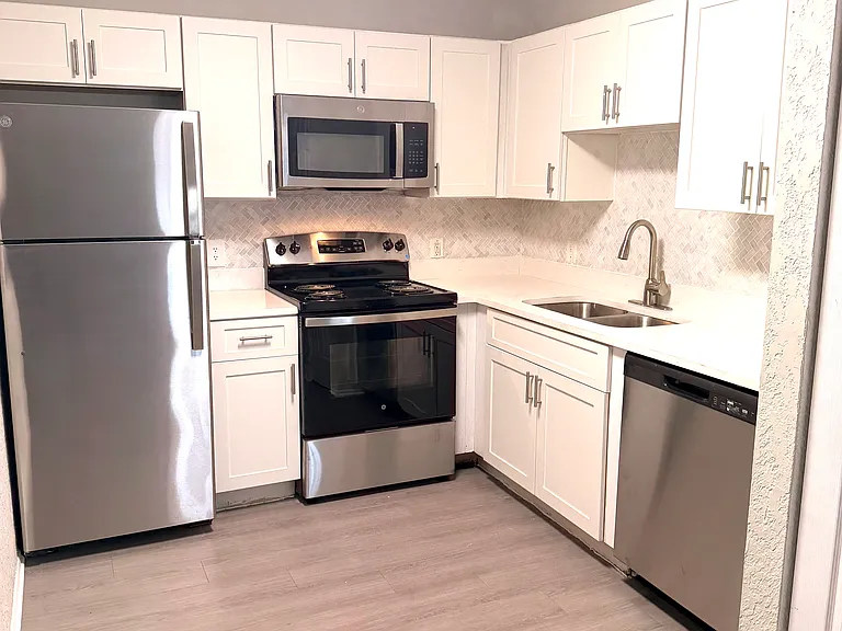 The Apartments at Oak Creek — Photo 8
