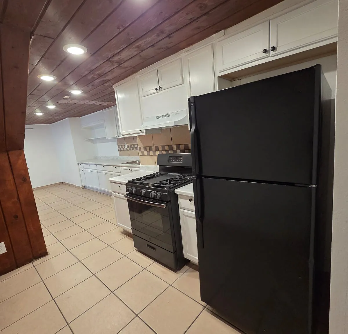 3 bed, 800 sqft, $1,300 — Photo 2