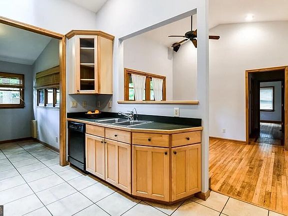 4th image of 755 Scott Cir