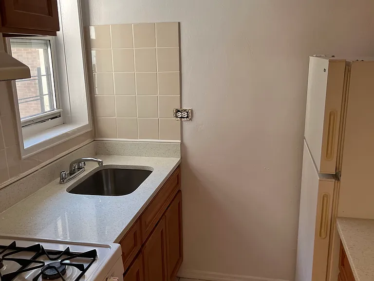 14209 Barclay Ave #4B — Photo 4