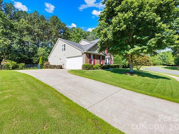 3rd image of 610 Springwood Dr