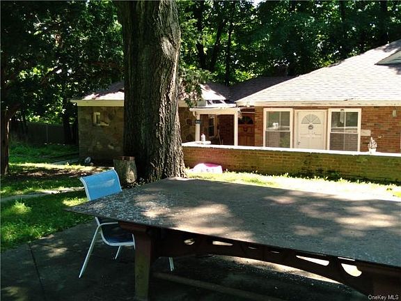 4th image of 44 Claire Dr #44