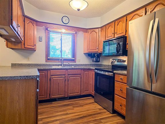 4th image of 302 Summit Court