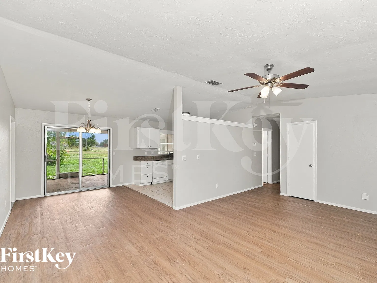 3 bed, 2.0 bath, 1176 sqft, $1,285 — Photo 4