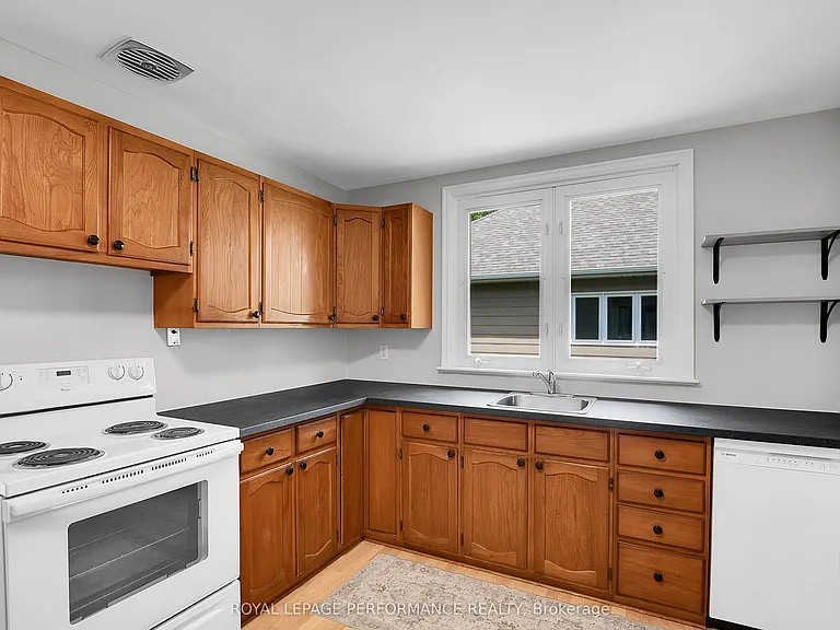 2243 Hillary Ave — Photo 10