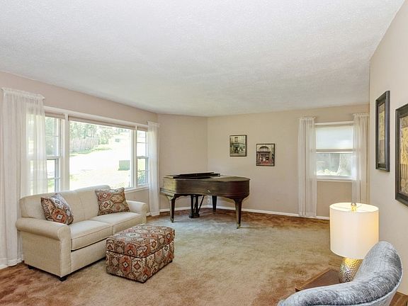 2nd image of 1301 Parkwood Dr SE