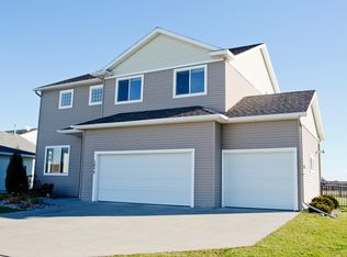 1044 Parkway Ln, West Fargo, ND 58078