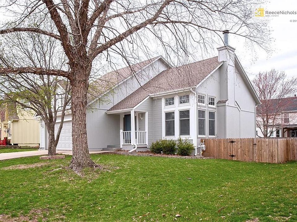 New Exterior Paint!  Fenced Yard!