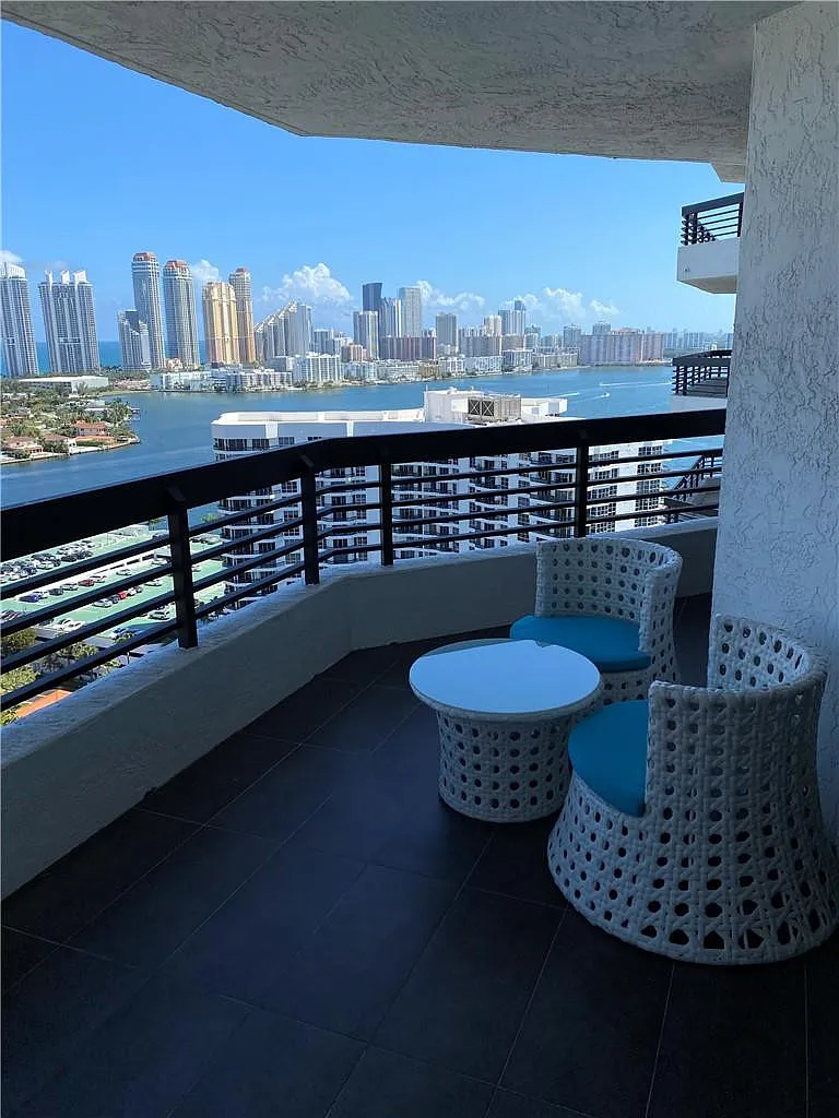 2 bed, 2.0 bath, 1353 sqft, $3,600 — Photo 4