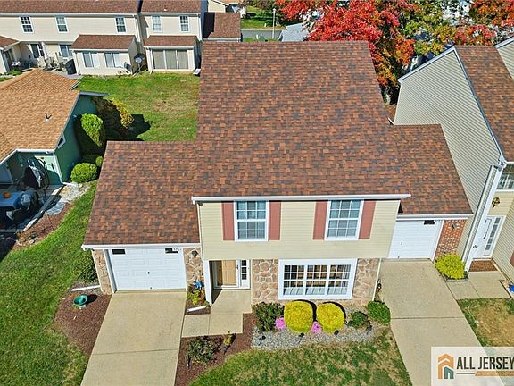 4th image of 376 Stirling Dr