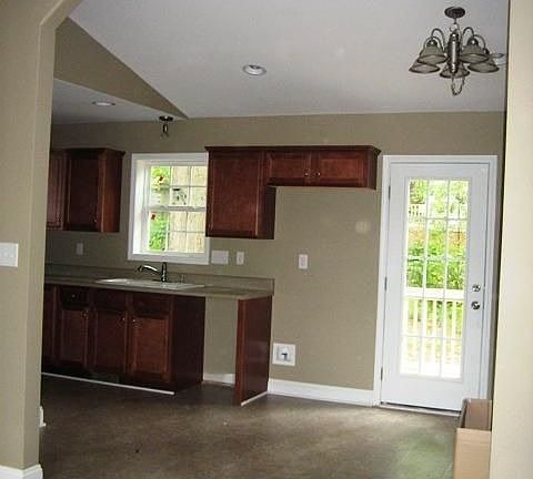 Kitchen / Dining 