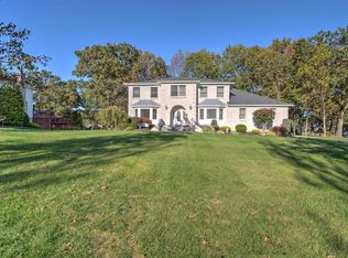 9 Country Oaks Dr, Manalapan, NJ 07726
