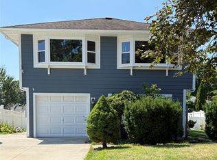 8 Crawford Ct, Huntington Station, NY 11746