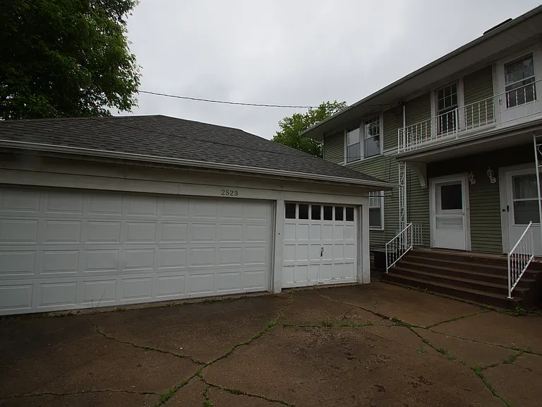 2523 Leclaire St — Photo 3