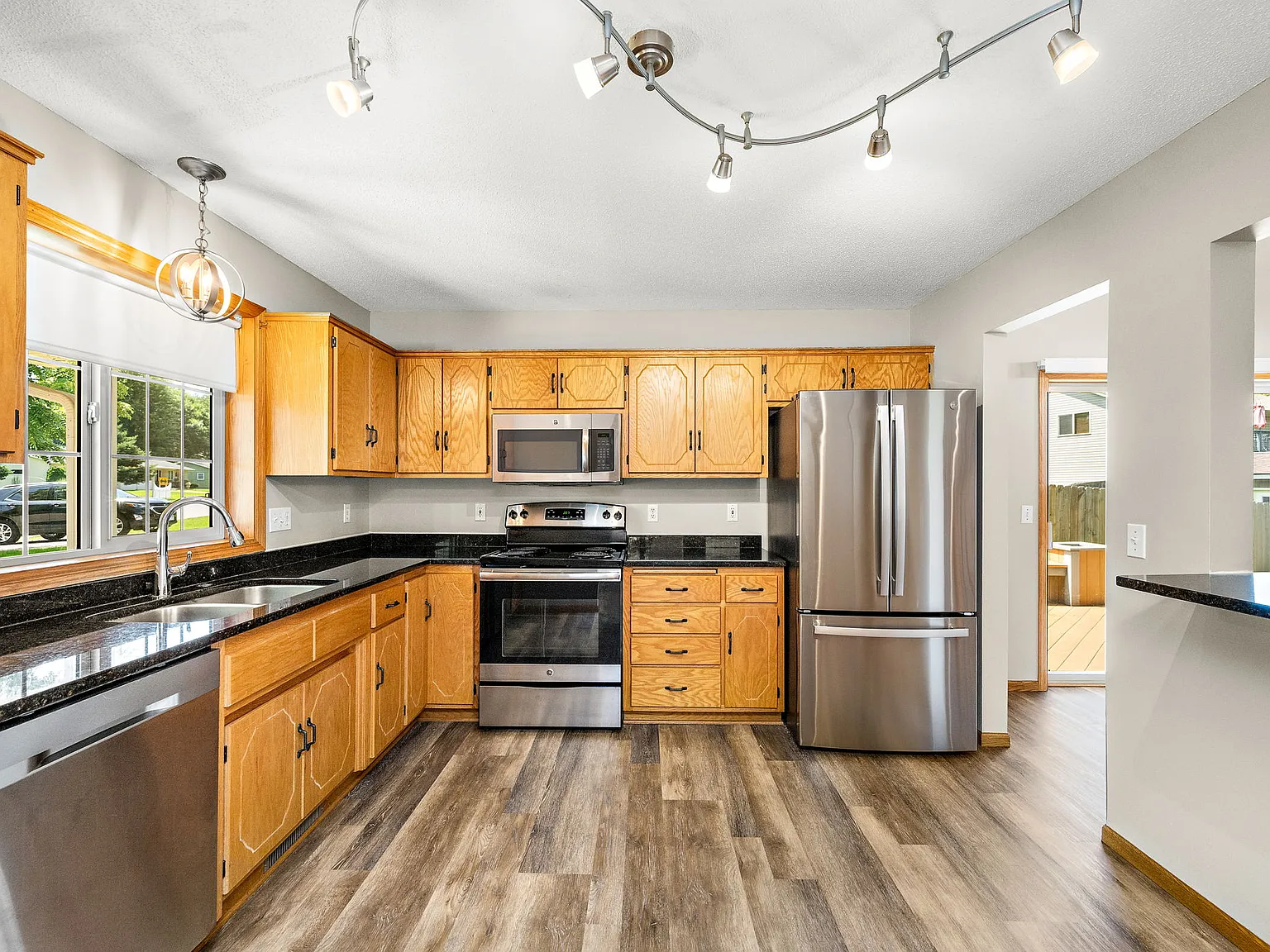 3 bed, 1958 sqft, $2,600 — Photo 2